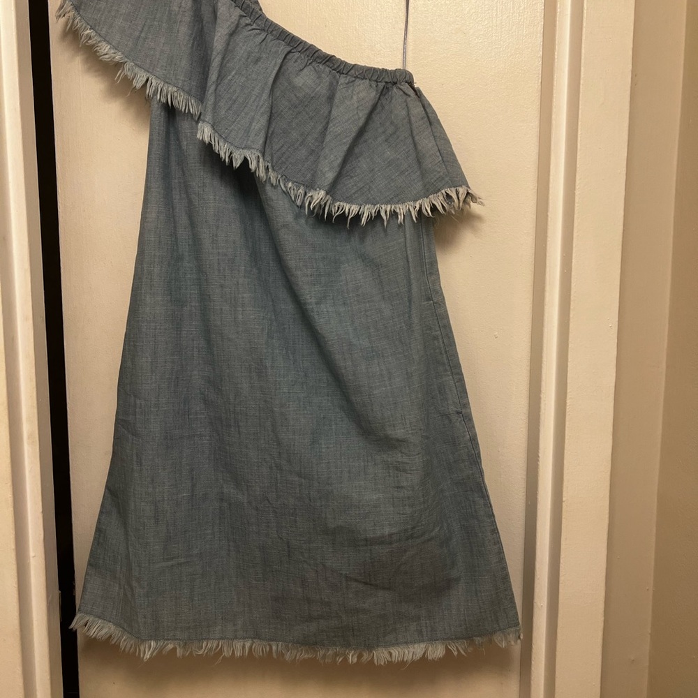 Vince Camino  off the shoulder down them dress super cute, and it has pockets!